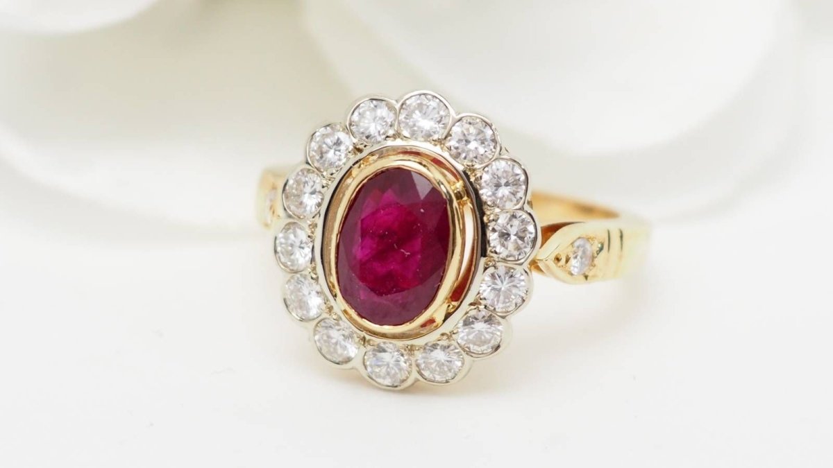 Bague entourage en or jaune, rubis et diamants - Castafiore