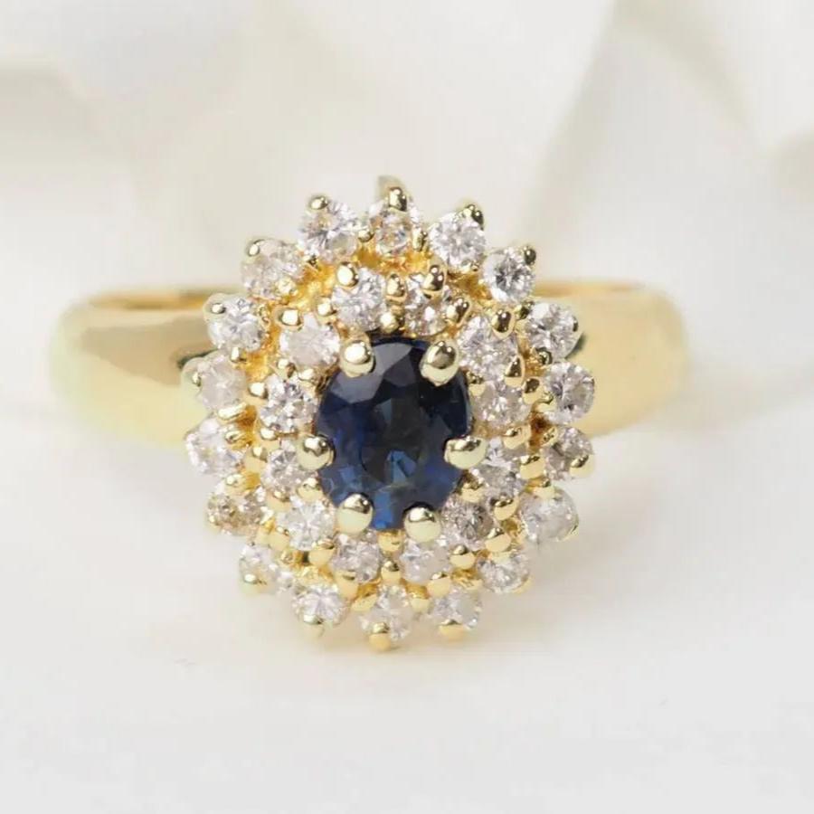 Bague entourage en or jaune, saphir et diamants - Castafiore