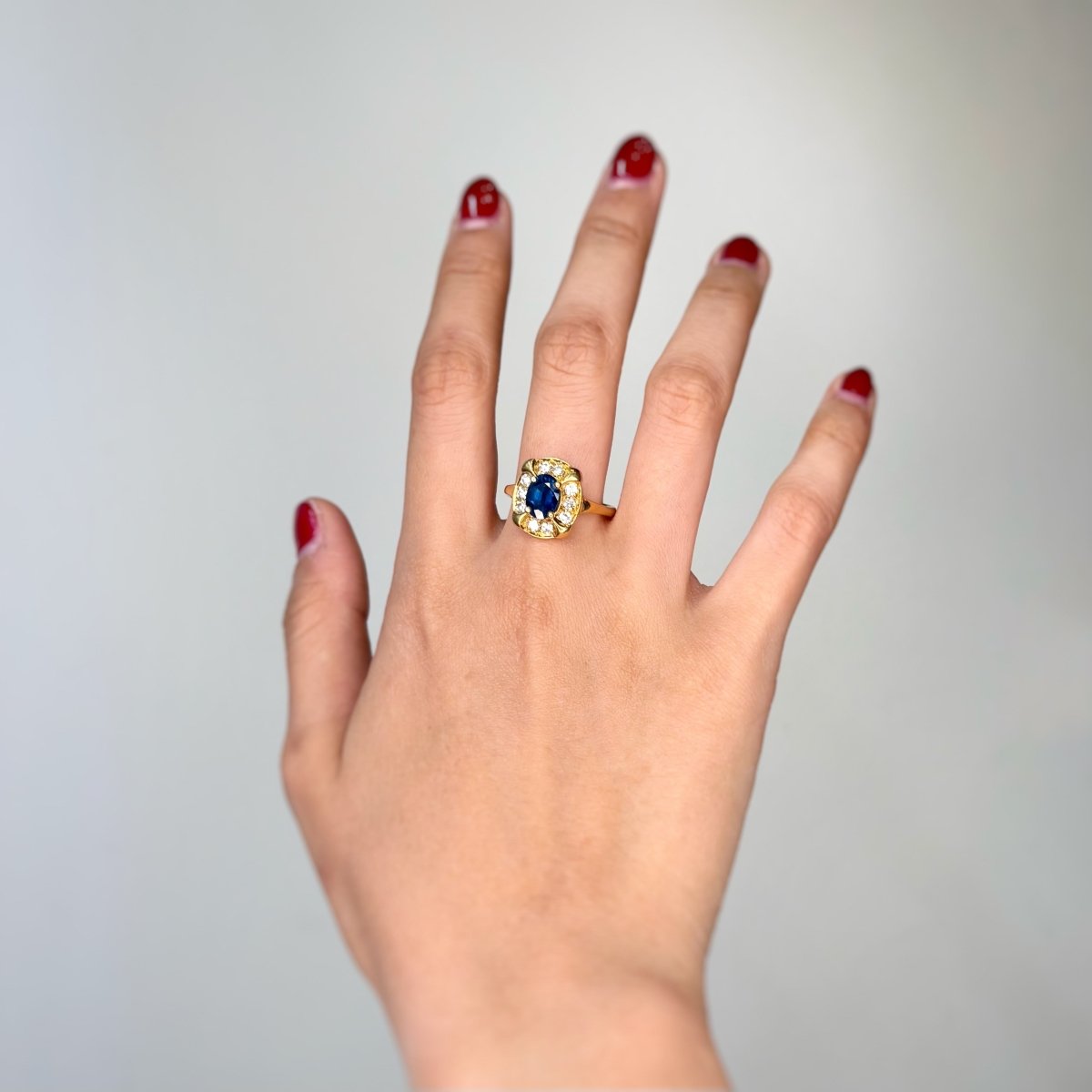 Bague Entourage en or jaune, saphir et diamants - Castafiore