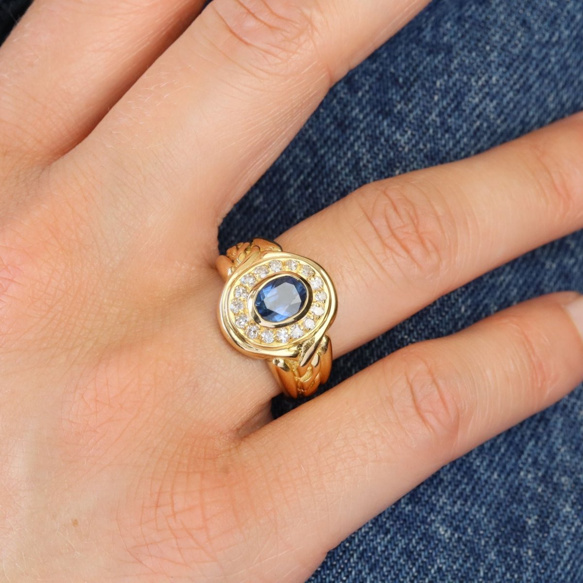 Bague Entourage en or jaune, saphir et diamants - Castafiore