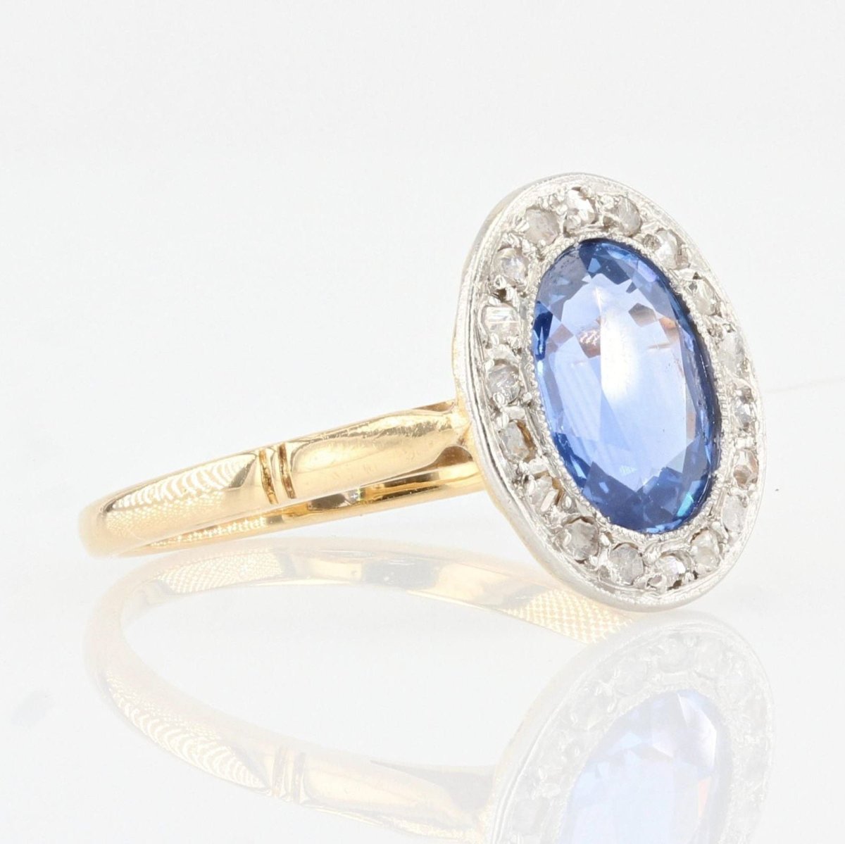 Bague Entourage en or jaune, saphir et diamants - Castafiore