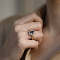 Bague Entourage en or jaune, saphir et diamants - Castafiore