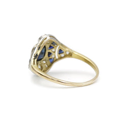 Bague entourage en or jaune, saphir et diamants - Castafiore