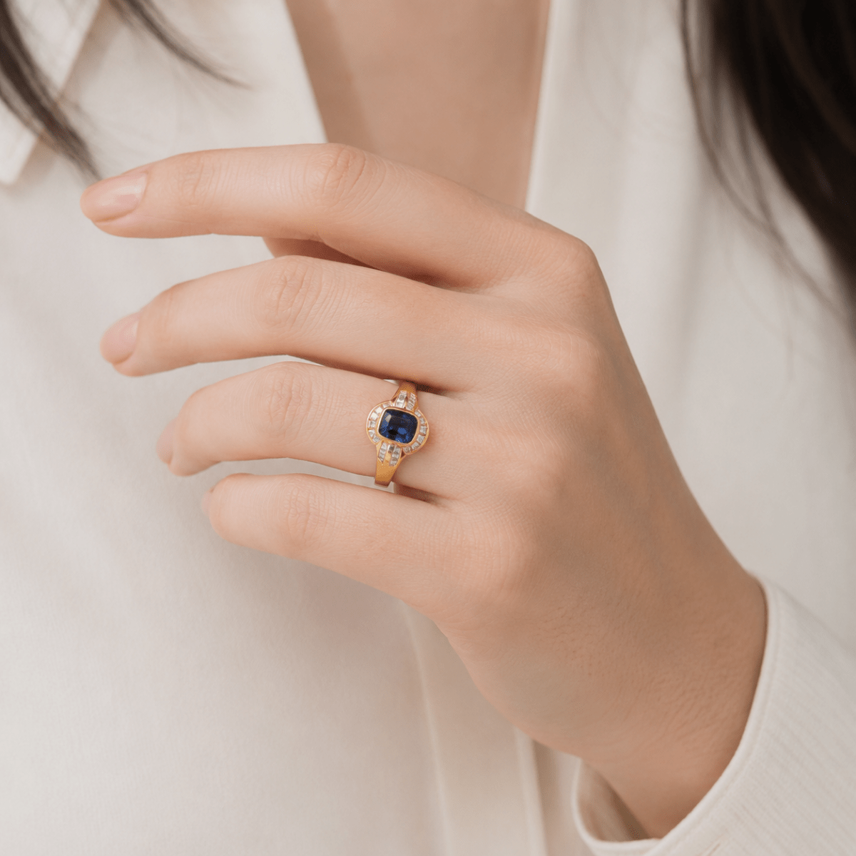 Bague Entourage en or jaune, saphir et diamants - Castafiore