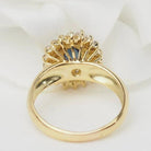 Bague entourage en or jaune, saphir et diamants - Castafiore