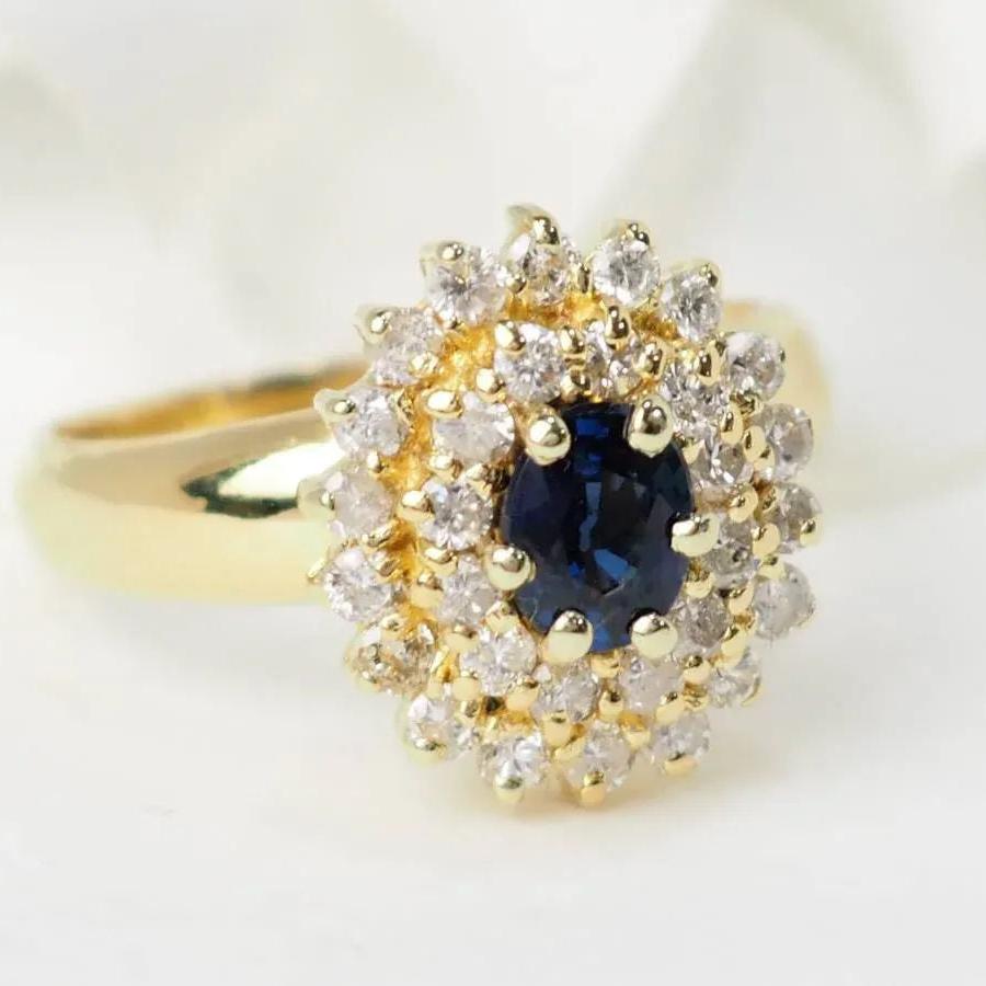 Bague entourage en or jaune, saphir et diamants - Castafiore