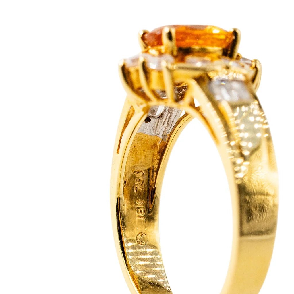 Bague Entourage en or jaune, saphir orange et diamants - Castafiore