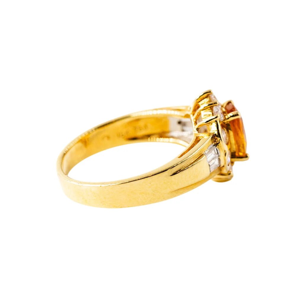 Bague Entourage en or jaune, saphir orange et diamants - Castafiore