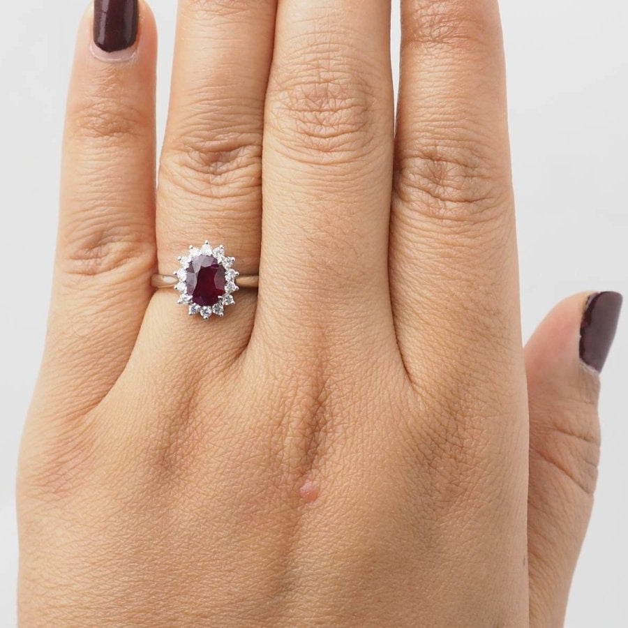 Bague entourage en or or blanc, rubis 0.95ct et diamants - Castafiore