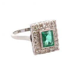 Bague Entourage en platine, émeraude, et diamants - Castafiore