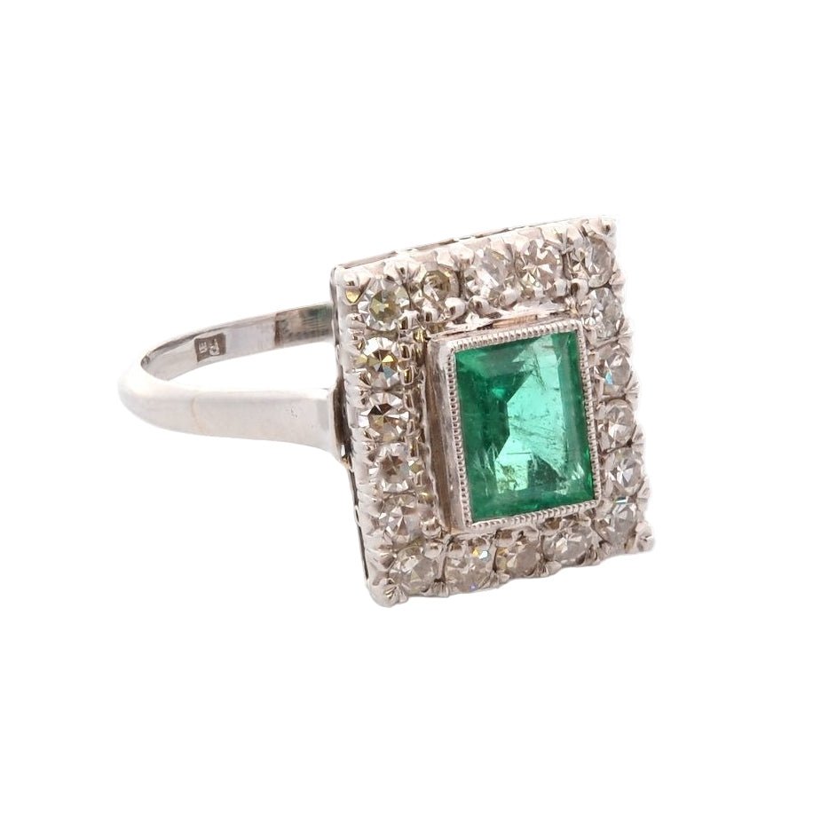 Bague Entourage en platine, émeraude, et diamants - Castafiore