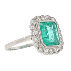 Bague Entourage en platine, émeraude et diamants - Castafiore