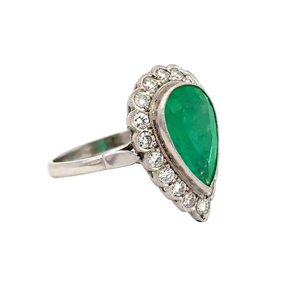 Bague Entourage en platine, émeraude et diamants - Castafiore