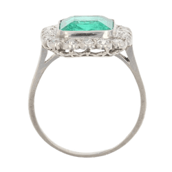 Bague Entourage en platine, émeraude et diamants - Castafiore