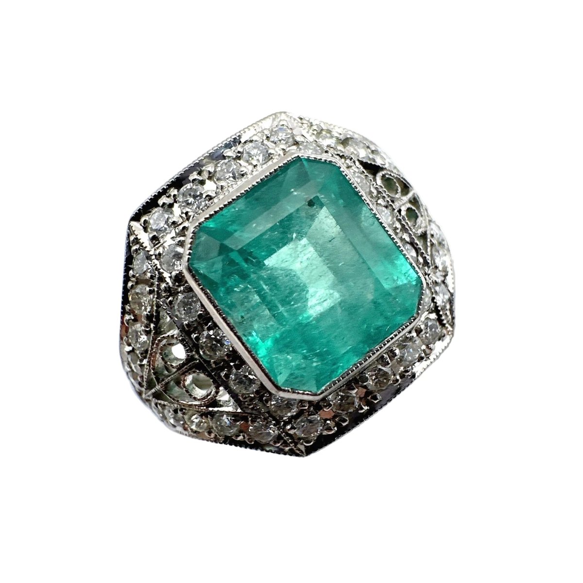 Bague Entourage en platine, émeraude et diamants - Castafiore