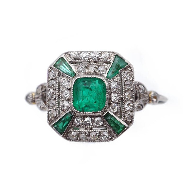 Bague Entourage en platine, émeraude et diamants - Castafiore