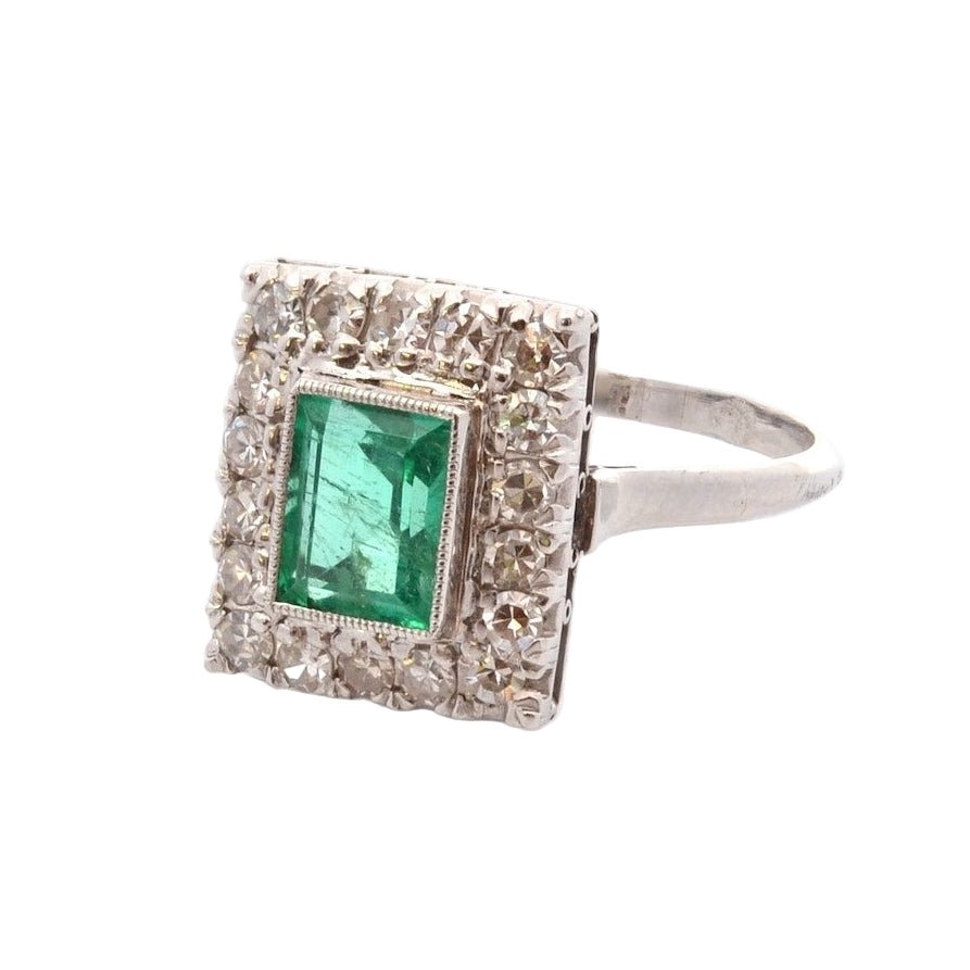 Bague Entourage en platine, émeraude, et diamants - Castafiore