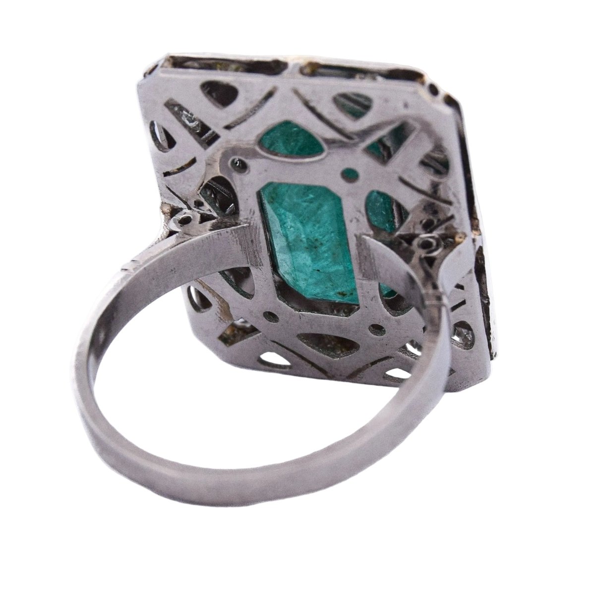 Bague Entourage en platine, émeraude et diamants - Castafiore