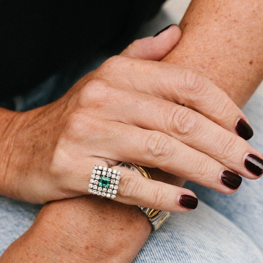 Bague Entourage en platine, émeraude et diamants - Castafiore
