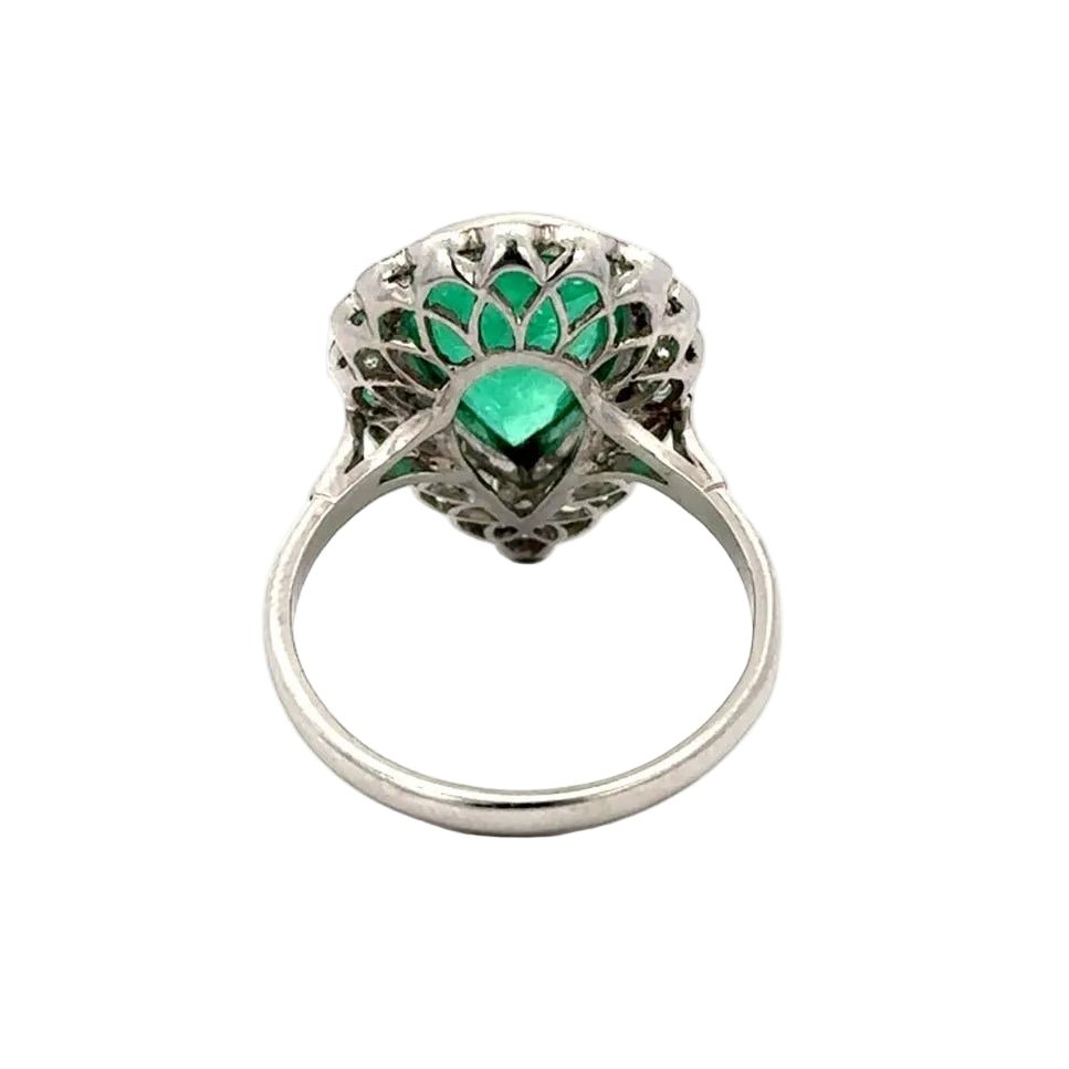 Bague Entourage en platine, émeraude et diamants - Castafiore