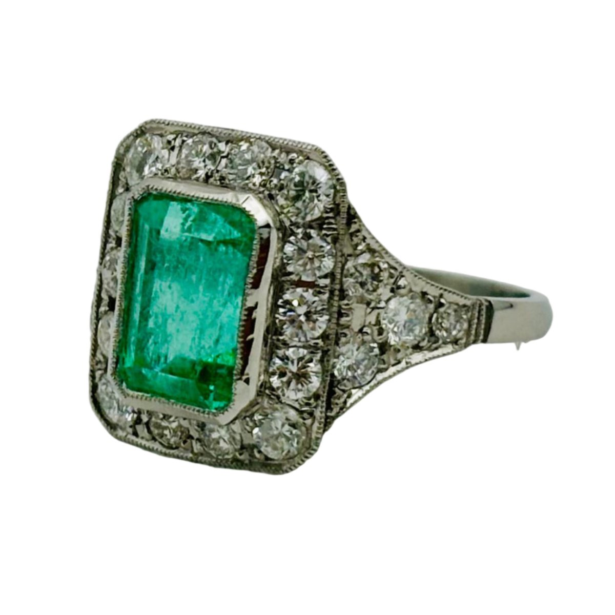 Bague Entourage en platine, émeraude et diamants - Castafiore