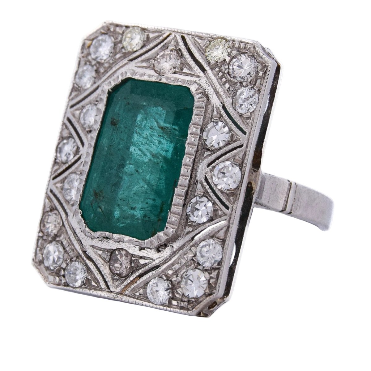 Bague Entourage en platine, émeraude et diamants - Castafiore