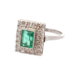 Bague Entourage en platine, émeraude, et diamants - Castafiore