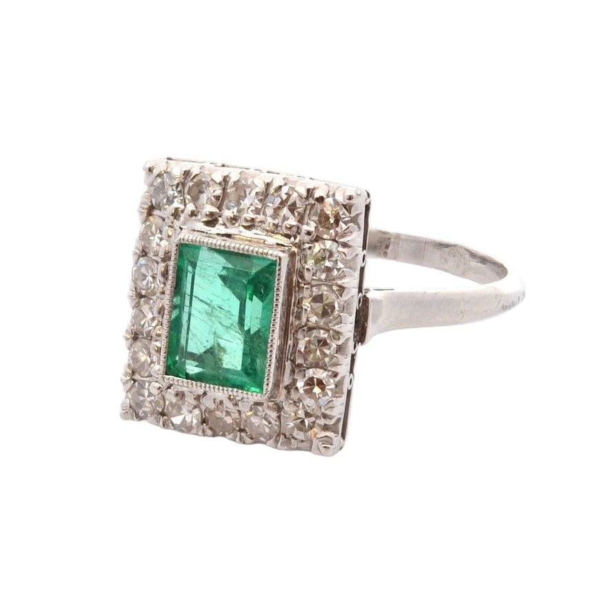 Bague Entourage en platine, émeraude, et diamants - Castafiore