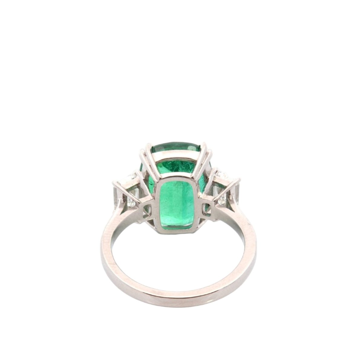 Bague Entourage en platine, émeraude et diamants - Castafiore