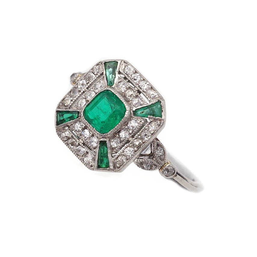 Bague Entourage en platine, émeraude et diamants - Castafiore