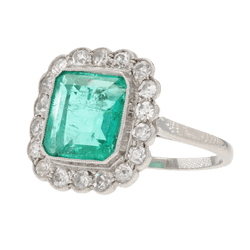 Bague Entourage en platine, émeraude et diamants - Castafiore