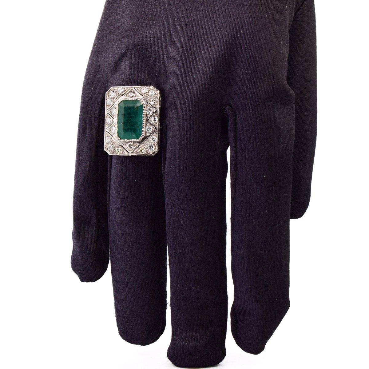 Bague Entourage en platine, émeraude et diamants - Castafiore