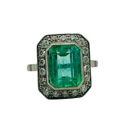 Bague Entourage en platine, émeraude et diamants - Castafiore