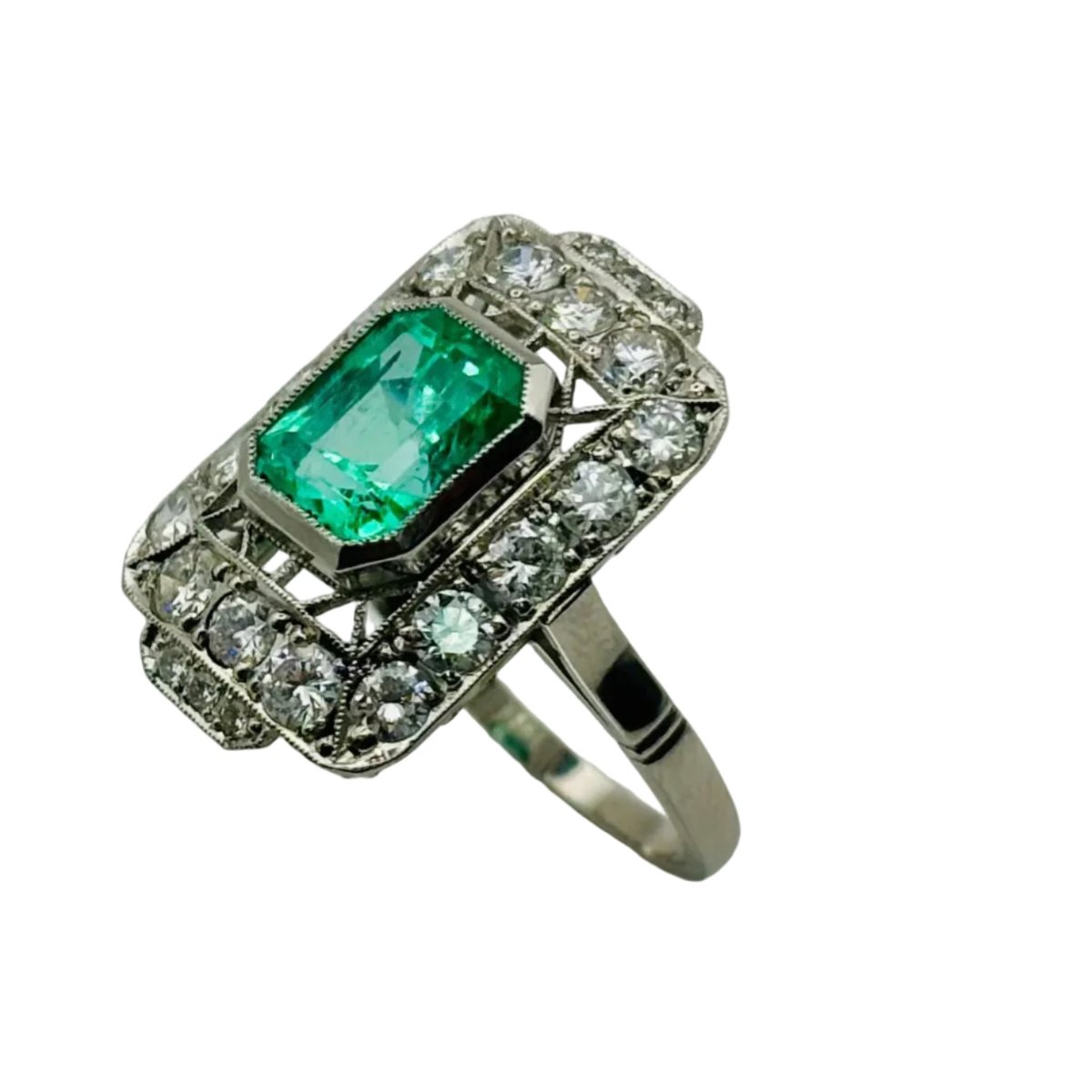 Bague Entourage en platine, émeraude, et diamants - Castafiore