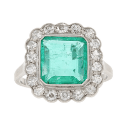 Bague Entourage en platine, émeraude et diamants - Castafiore