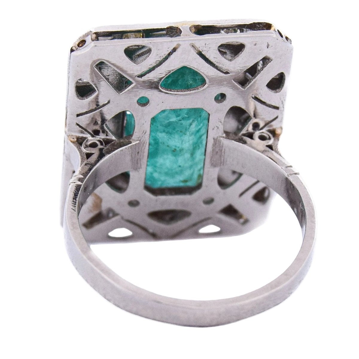 Bague Entourage en platine, émeraude et diamants - Castafiore