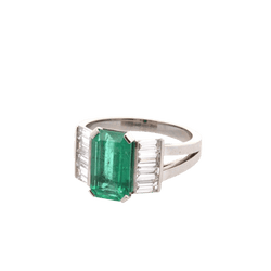 Bague Entourage en platine, émeraude et diamants - Castafiore