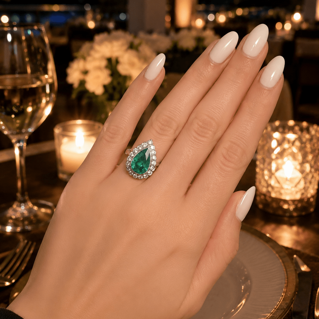 Bague Entourage en platine, émeraude et diamants - Castafiore