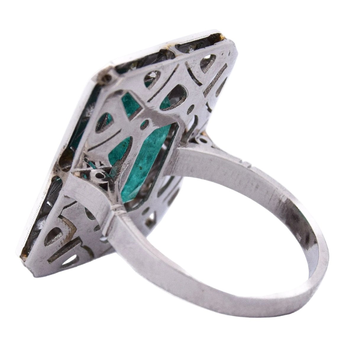 Bague Entourage en platine, émeraude et diamants - Castafiore