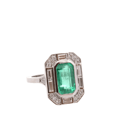 Bague Entourage en platine, émeraude et diamants - Castafiore