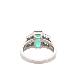 Bague Entourage en platine, émeraude et diamants - Castafiore