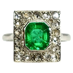 Bague Entourage en platine, émeraude et diamants - Castafiore