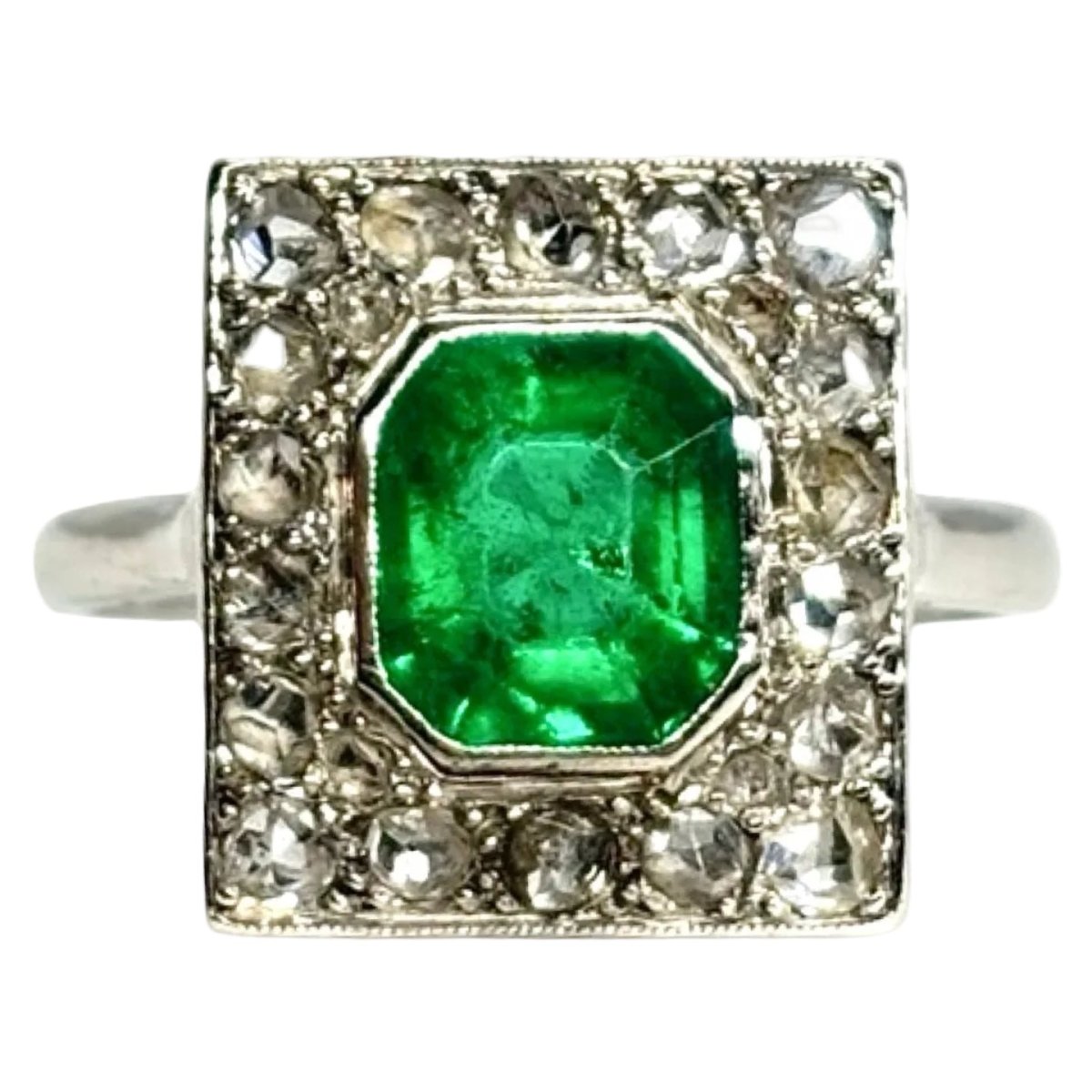 Bague Entourage en platine, émeraude et diamants - Castafiore