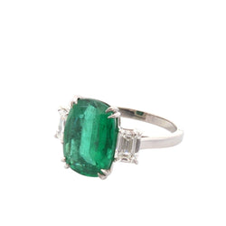 Bague Entourage en platine, émeraude et diamants - Castafiore