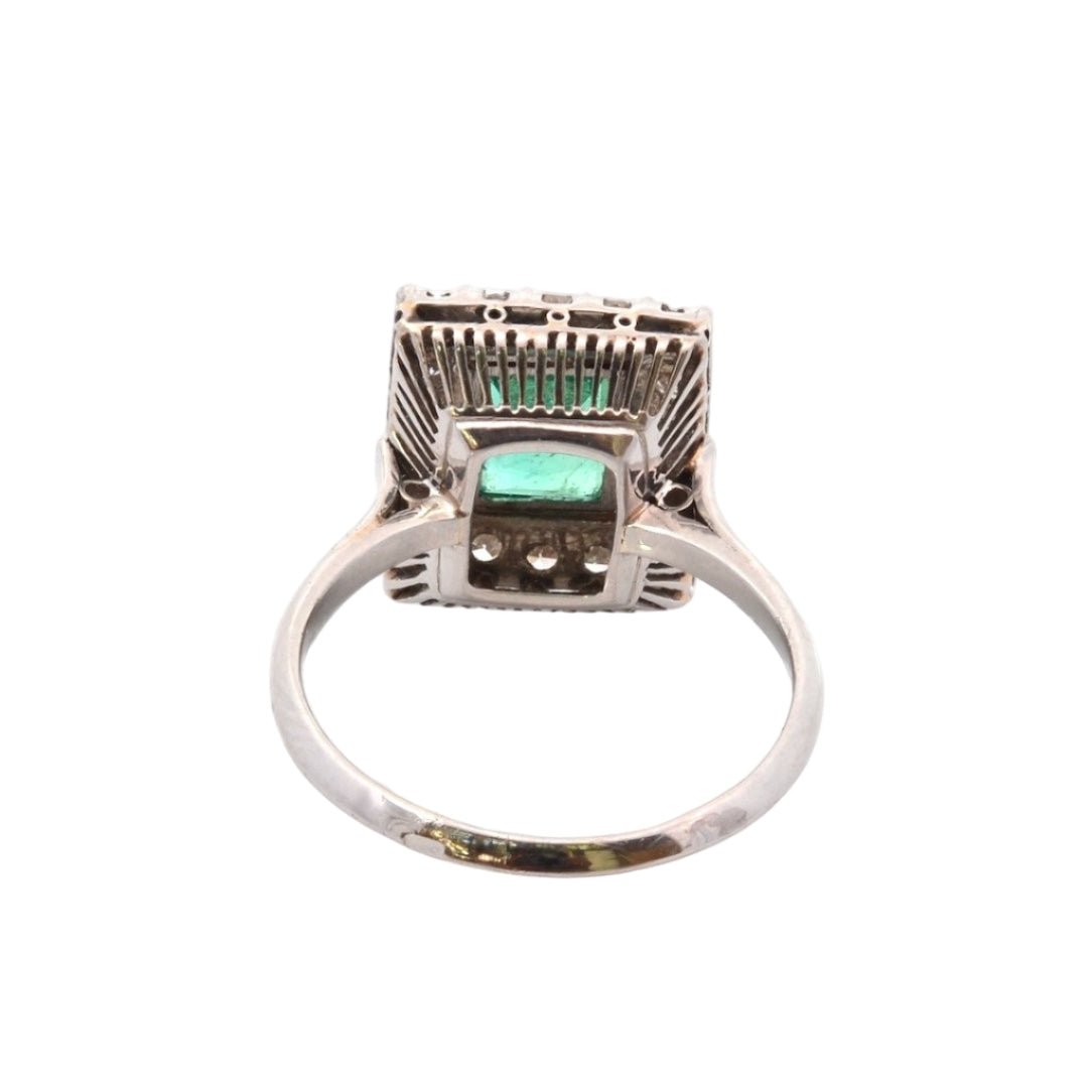 Bague Entourage en platine, émeraude, et diamants - Castafiore