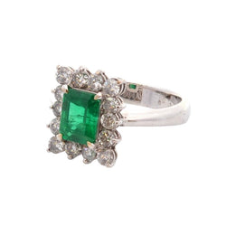 Bague Entourage en platine, émeraude, et diamants - Castafiore