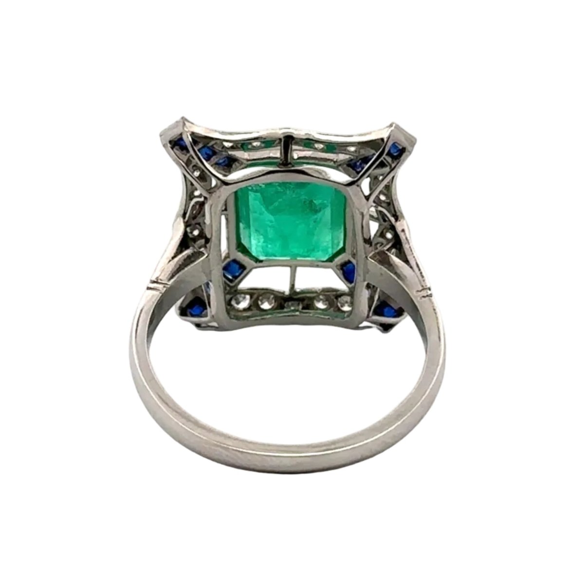 Bague Entourage en platine, émeraude, saphirs et diamants - Castafiore