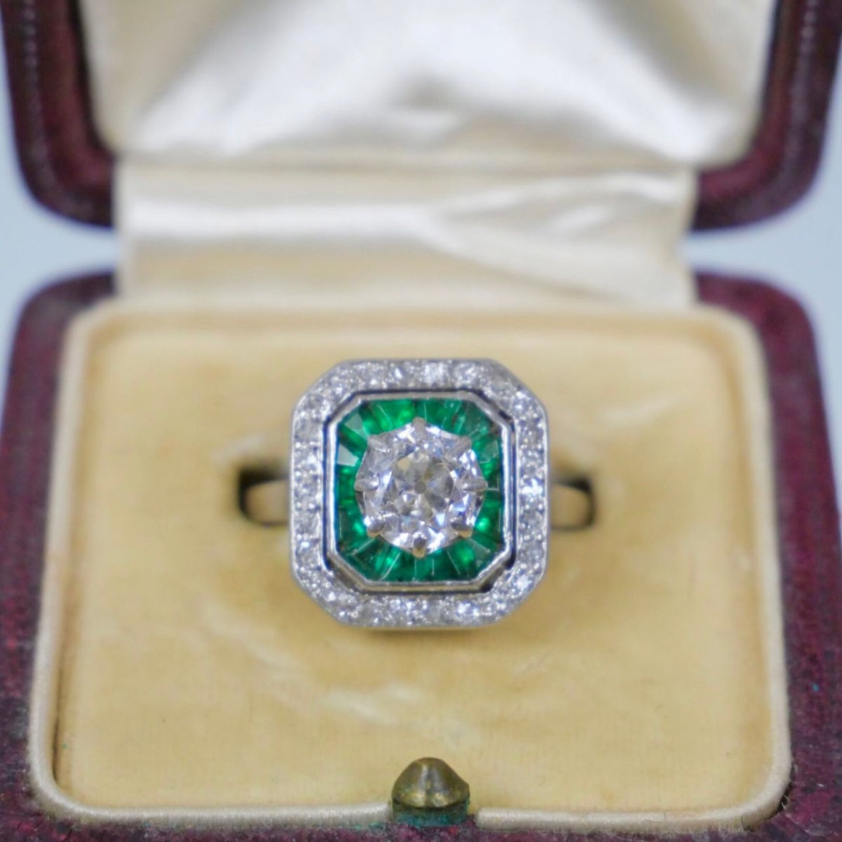 Bague Entourage en platine, émeraudes et diamants