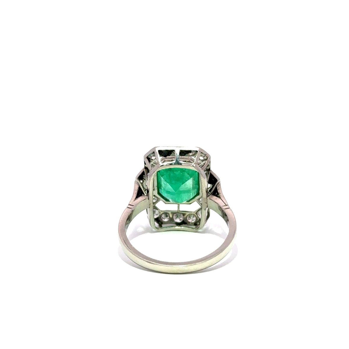 Bague Entourage en platine, émeraudes et diamants - Castafiore
