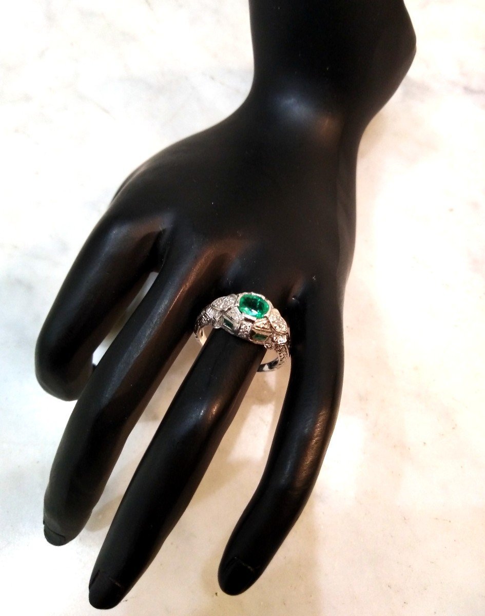 Bague Entourage en platine, émeraudes, et diamants - Castafiore